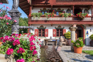 Bauerngarten vor Bauernhaus in Törwang, Gemeinde Samerberg, Chiemgau, Oberbayern, Bayern, Süddeutschland, Deutschland, Europa Bauerngarten vor Bauernhaus in Törwang, Gemeinde Samerberg, Chiemgau, Oberbayern, Bayern, Süddeutschland, Deutschland, Europa